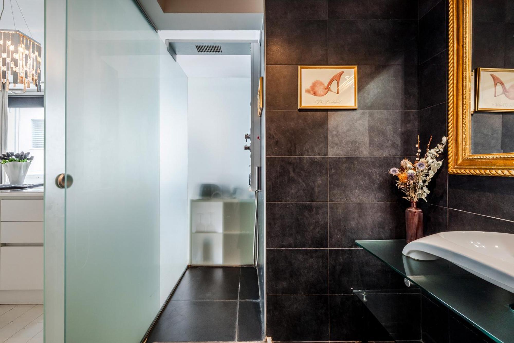 The Boutique Houses - Iconic Suite In Galleria Duomo With Private Parking Милан Экстерьер фото
